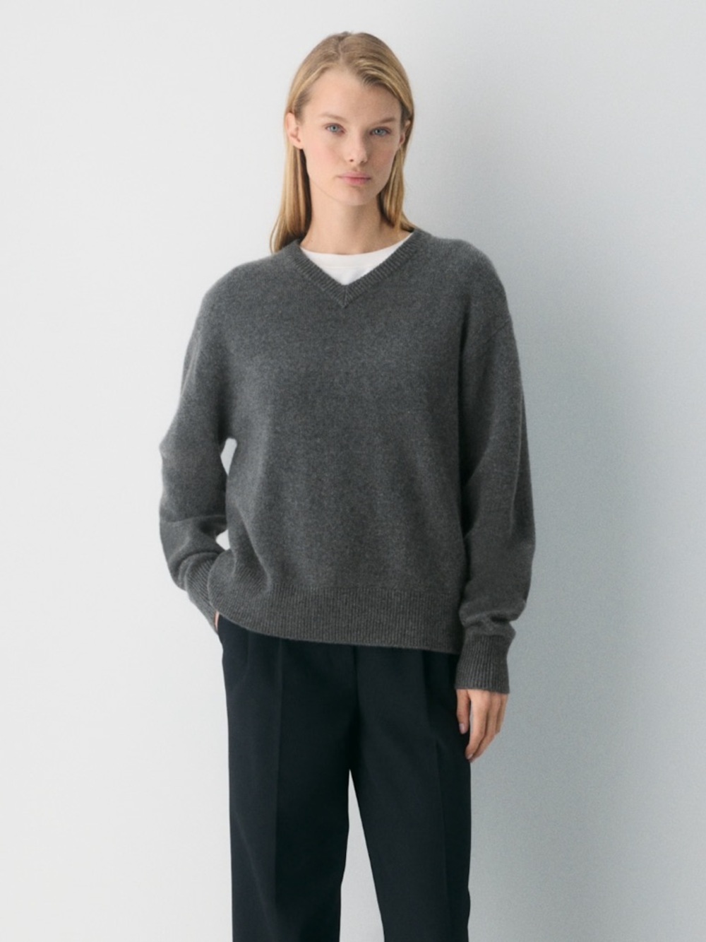 Aritzia Essential Cashmere Relaxed V-Neck Sweater Oversized Soft Knit Grey